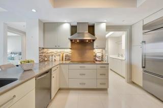 Luxury Three-Bedroom Waterfront Apartment with Marina Views - 6