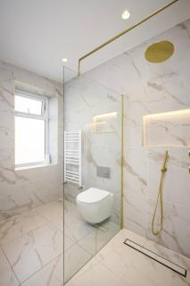 Modern 4-Bed Home Near Blackpool Tower Sleeps 8 - 7