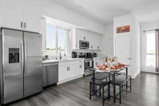 Spacious 4BR, 4.5BA Private Retreat Near LAX and DTLA - 5