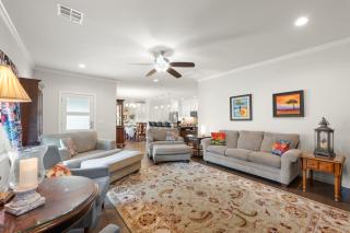 Chic 4BR Retreat Near Downtown - 7