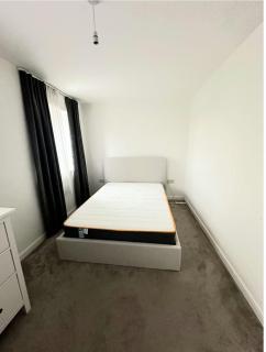 4BD 2BR House with Parking in Gravesend - 1