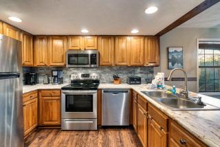 Spacious, 3 Kings, Games ,Hot Tub, Game Room, HOA Pool - 4