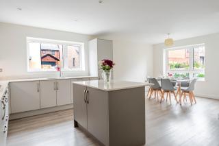 4 bedroom house ideal for contractors & families - 3