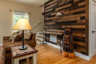 River Rock Cabin - Comfortable, Private Home with King Beds & Mountain Views - 1