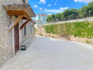 Pet friendly villa 10 minutes from the beach - 5