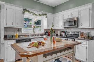 Lakefront Getaway - Dock, Pool, Sunset, Games - Greenwood - 5