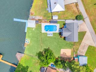 Lakefront Getaway - Dock, Pool, Sunset, Games - Greenwood - 9