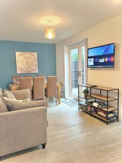 Ideal 4-bed home sleeps 7 - Nr Trafford Ctr & M60 - 2