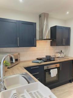 Ideal 4-bed home sleeps 7 - Nr Trafford Ctr & M60 - 1