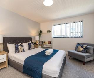 Central 2 Bed Apt with Balcony - 6