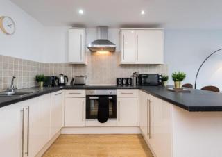 Central 2 Bed Apt with Balcony - 3