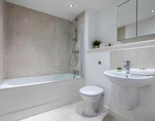 Central 2 Bed Apt with Balcony - 1