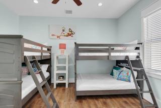 Breeze- New 2 blocks to beach - Sleeps 26 - Pool - 8