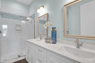 Breeze- New 2 blocks to beach - Sleeps 26 - Pool - 2