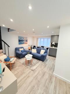 Bright Modern Apartment - Northfield - 3