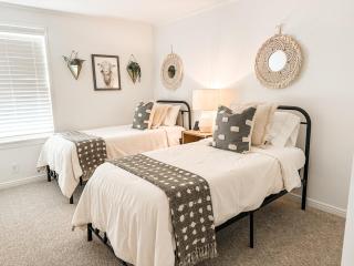 Stylish 5-bedroom home close to ski resorts - 5