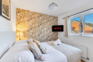 Hunsbury House - Excellent Location - Free Parking, Self-Check-In, SkyTV and Fast Wifi by Yoko Property - 4