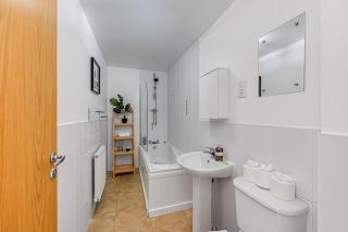 Hunsbury House - Excellent Location - Free Parking, Self-Check-In, SkyTV and Fast Wifi by Yoko Property - 5