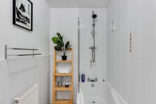 Hunsbury House - Excellent Location - Free Parking, Self-Check-In, SkyTV and Fast Wifi by Yoko Property - 6