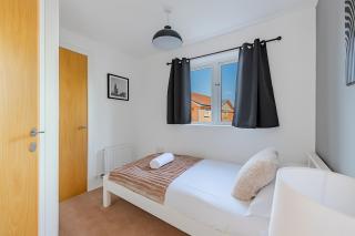 Hunsbury House - Excellent Location - Free Parking, Self-Check-In, SkyTV and Fast Wifi by Yoko Property - 2