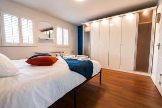 Modern 4-bed home Royal Wharf near Excel Canary Wharf London city airport The O2 -Free parking - 3