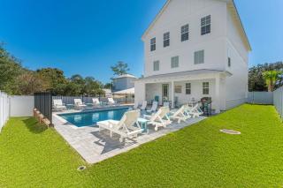Glimmer! Sleeps 26! 2 Blocks From The Beach! - 0