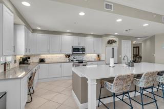 Luxury 3 Bed Condo at Popular Esplanade Overlooking Smokehouse Bay - 4