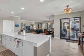 Luxury 3 Bed Condo at Popular Esplanade Overlooking Smokehouse Bay - 3