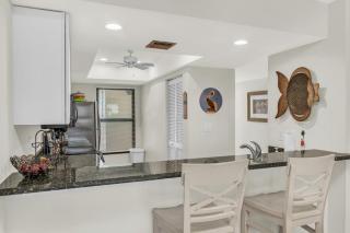 Top Floor 2 Bed Condo I Close Walk to Beach - 6