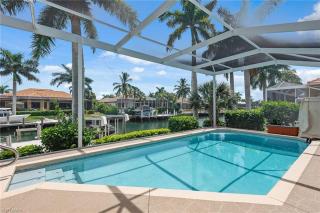 Updated 4 Bed Waterfront I Walk to Beach - 0