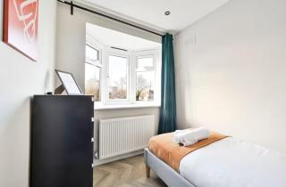 Modern 4BR Home in SE3 near North Greenwich and Kidbrooke Station Sleeps 7 - 6