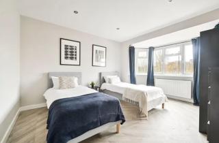 Modern 4BR Home in SE3 near North Greenwich and Kidbrooke Station Sleeps 7 - 0