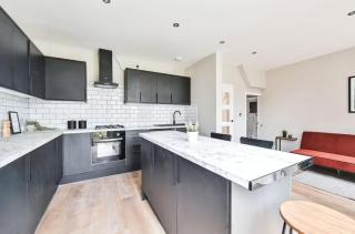 Modern 4BR Home in SE3 near North Greenwich and Kidbrooke Station Sleeps 7 - 2
