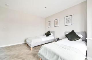 Modern 4BR Home in SE3 near North Greenwich and Kidbrooke Station Sleeps 7 - Londres - 1