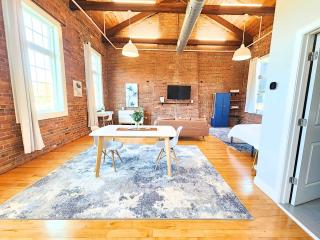 Jennifer's Historic Brick Riverfront Loft Apartment - 2