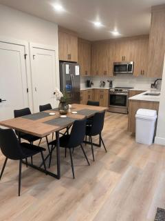 Family Vacation Getaway - Lovely Downtown Home - 8