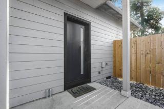 Amazing and Comfy Home With A Fire Place and Big Backyard - 2