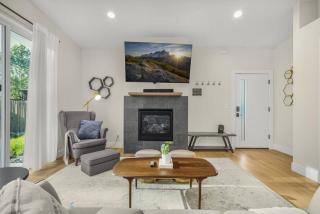 Amazing and Comfy Home With A Fire Place and Big Backyard - 1