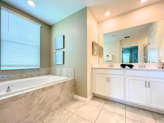 Stunning Golf View 2BR with Waterpark & Game room - 4