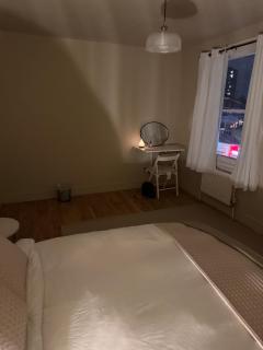 Stokey Skyline Retreat With Balcony - 1