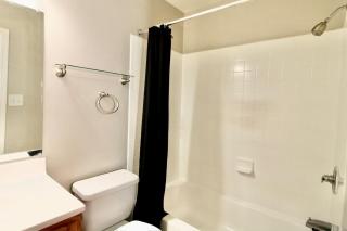 Spacious 1BR with Full Kitchen & Laundry - 9