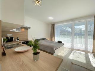 Bright Riverside Studio, Balcony, Free Parking, Air Conditioning - 4