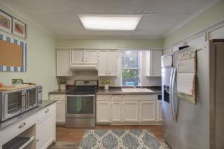 Central Akron Stay! Large Victorian Home with Yard - 3