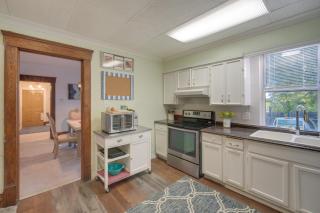 Central Akron Stay! Large Victorian Home with Yard - 2