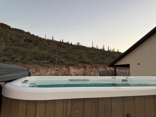 Desert Romace, 8min Gem Show, 10m Downtown - 6