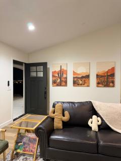 Desert Romace, 8min Gem Show, 10m Downtown - 8