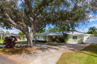 Sleeps 14 Pool Hot Tub Basketball Court - 4