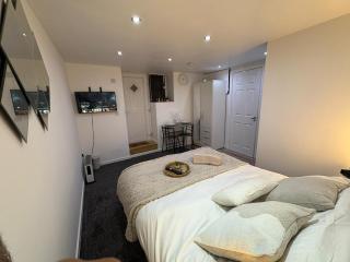 Modern Cozy Flat 6 mins to City Parking & WiFi - 8