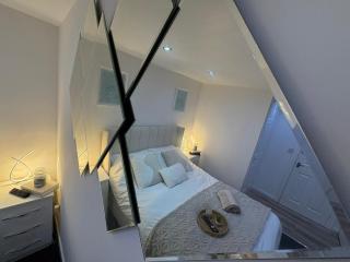 Modern Cozy Flat 6 mins to City Parking & WiFi - 7