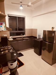 Bright 3-Bed Flat with Balcony with Great Value - 8